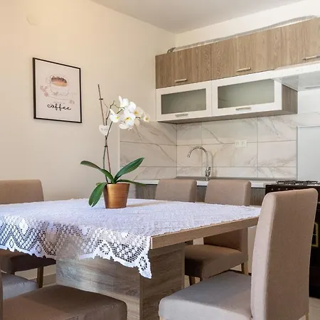 Apartment Mira